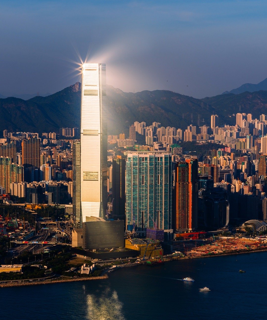 站在太平山顶，俯瞰维港灯火如星河璀璨。苦痛已过，明天更好。愿香江潮涌不息，紫荆花