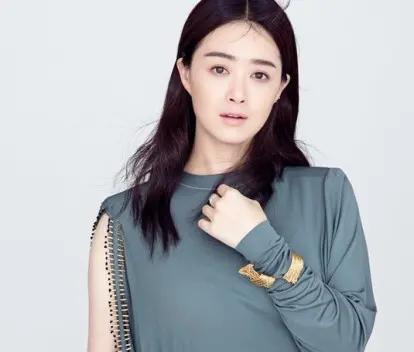 蒋欣又被嘲了？这次是因为毛衣起球。网友说她品味差像极了樊胜美。她直接晒出