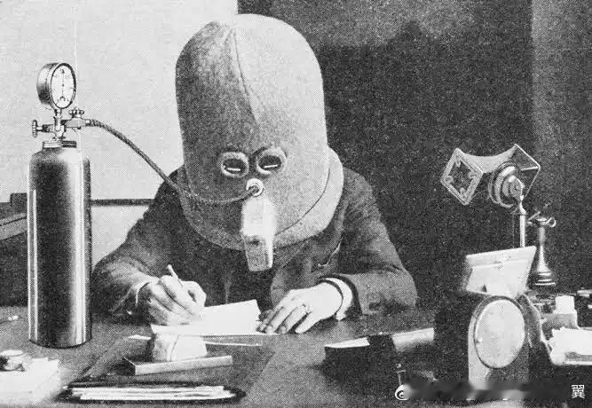 隔离器是由作家、发明家及早期科幻杂志出版商雨果·根斯巴克在1925年发明的。这