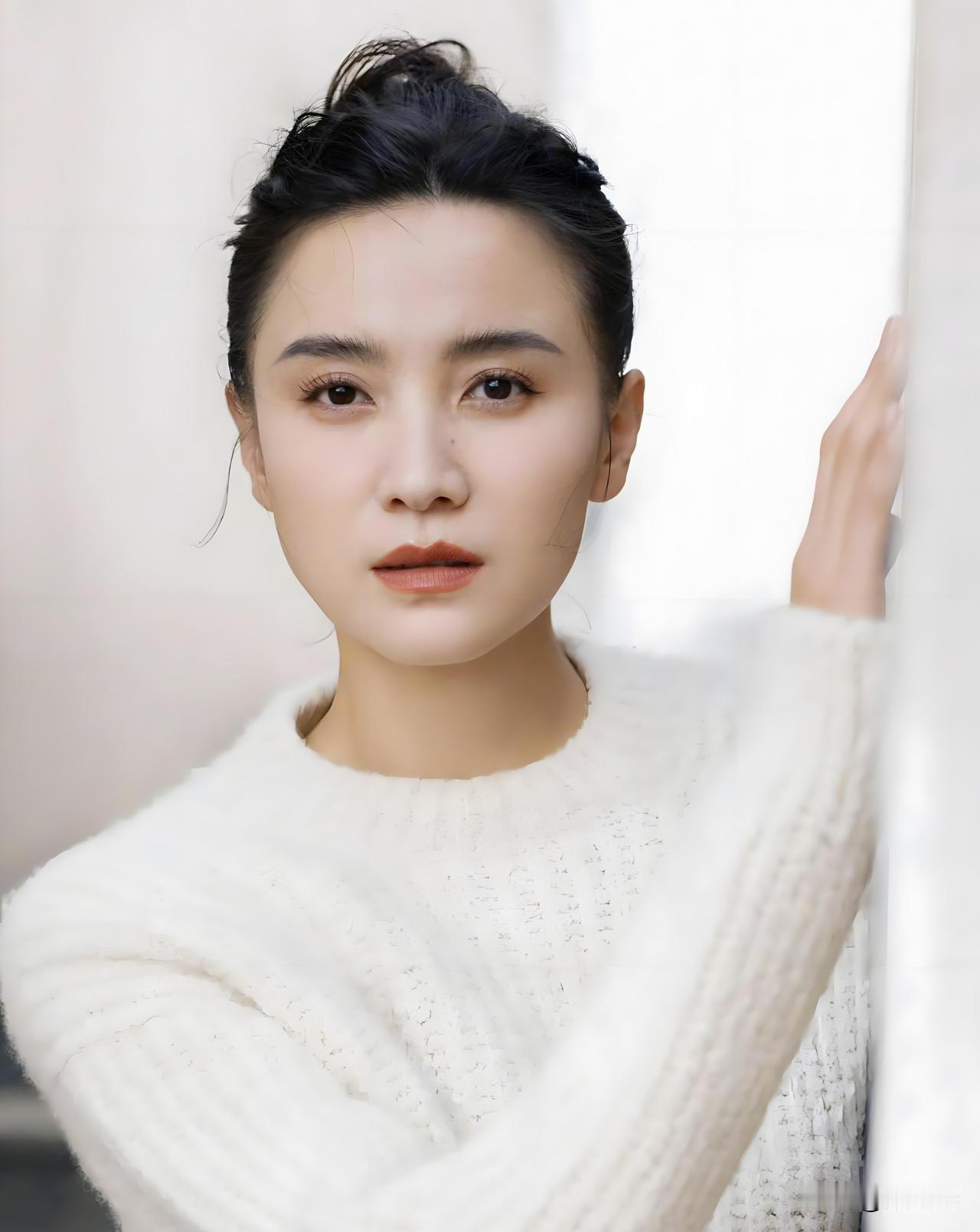 主持人问宋佳:“拍摄《悬崖》时，你最苦恼的一件事情是什么啊？”宋佳脱囗而出:“剧