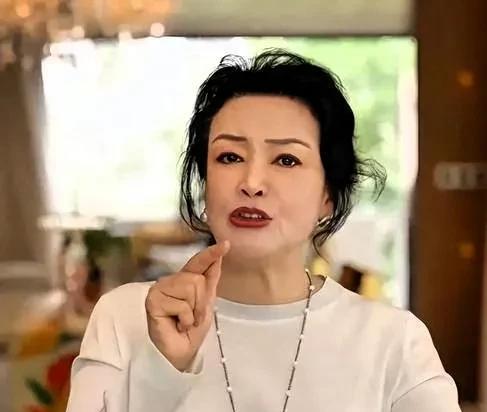 最近网上在传张兰和徐家因为要不要给孩子拍照闹翻的事情这次还提到孩子跟继母关系变