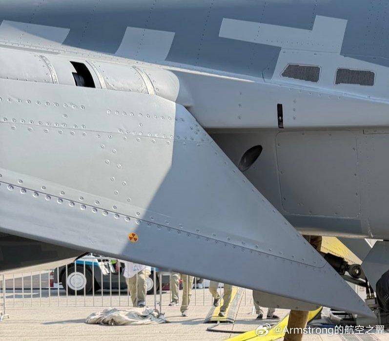 迪拜航展上的T-50-9，显然没有经过隐身处理