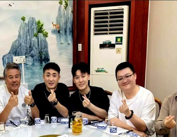 2004年同日磕头拜师，一个是曲协主席，一个是连名字都被写错的无名小卒。二十