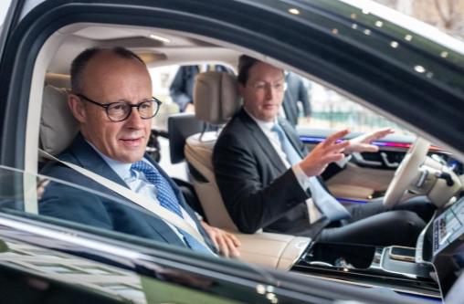 2月26日，德国总理默茨在北京参观了梅赛德斯-奔驰后，突然失去了“自信”。因为当