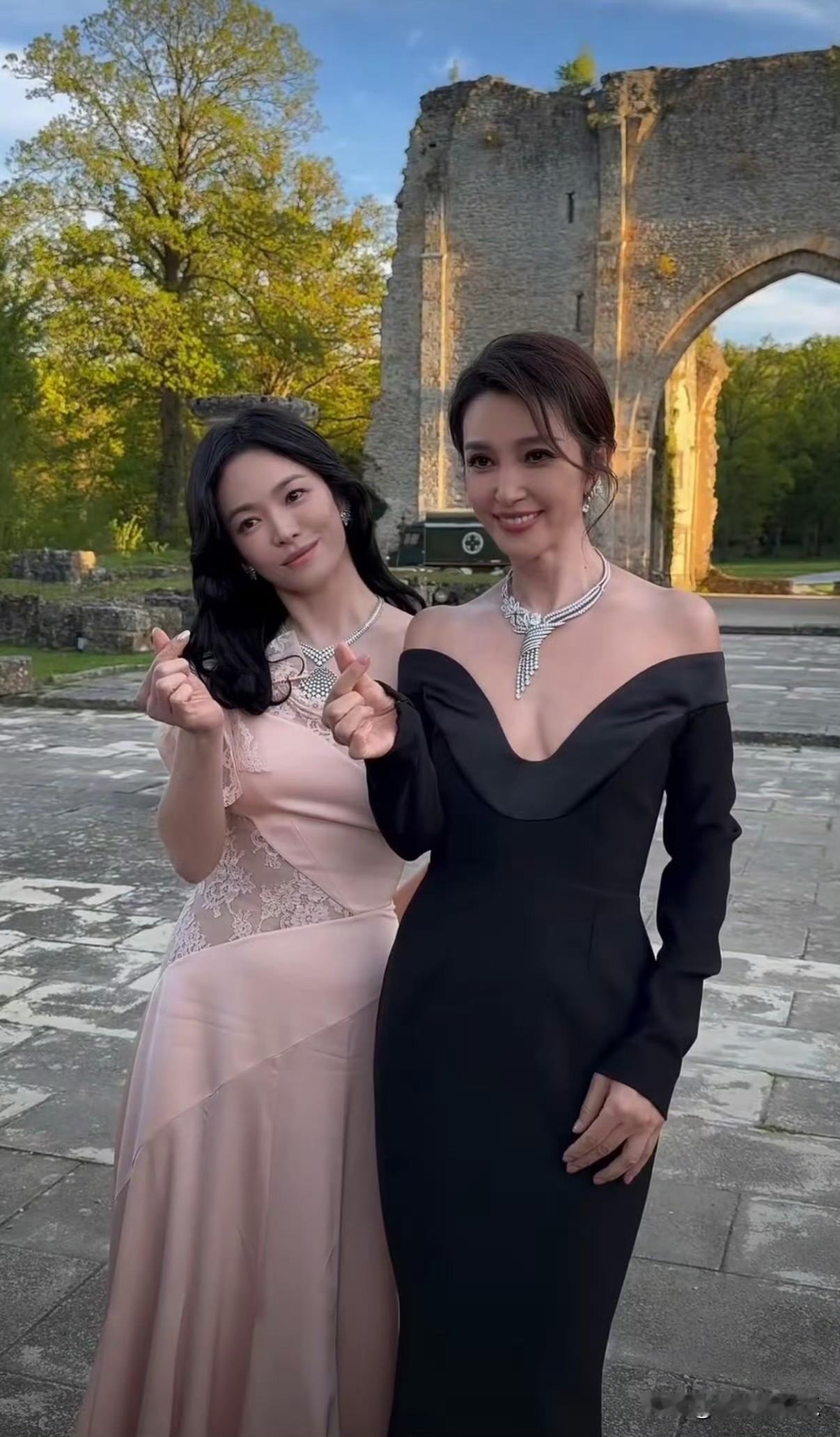 从来没觉得李冰冰美但是这次奇怪了，她站在神颜宋慧乔面前竟然有点好看，面部平整度