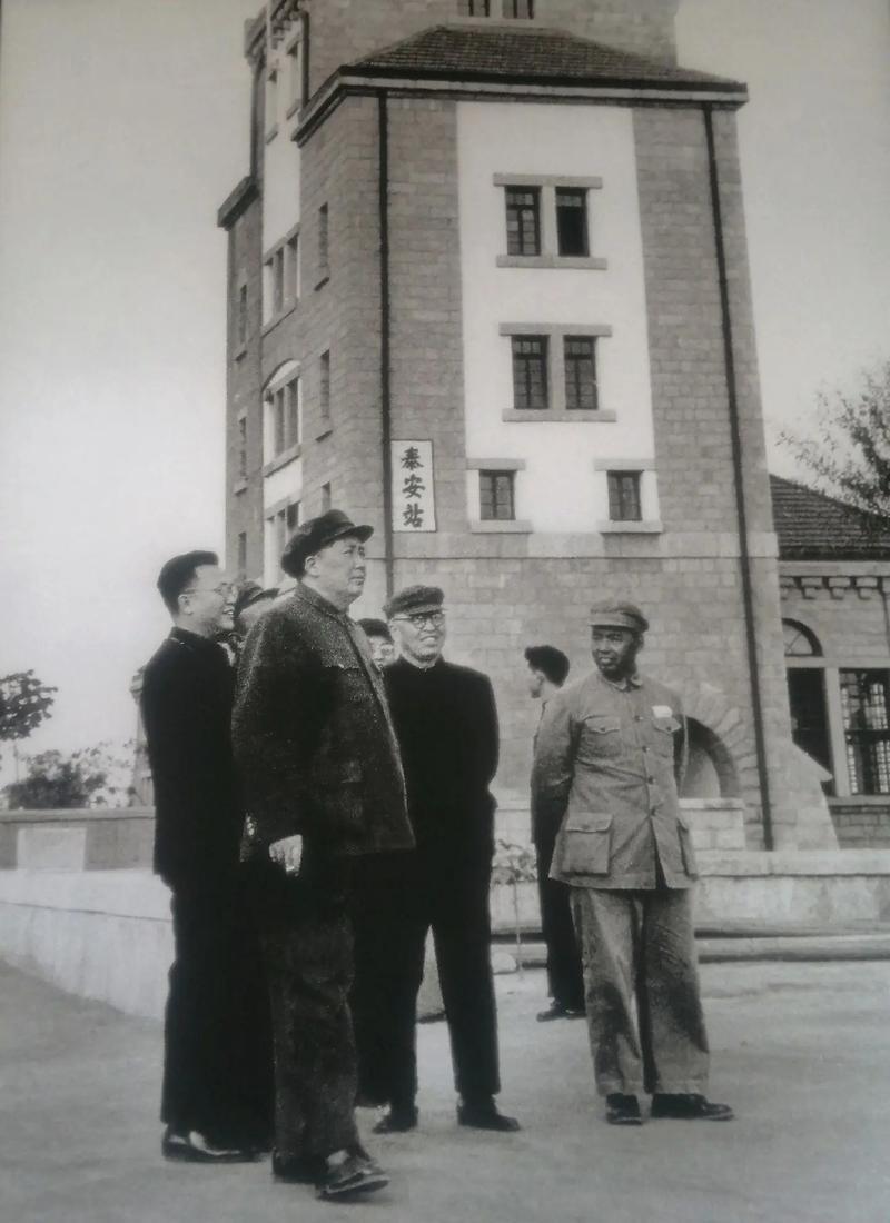 1952年10月28日毛泽东同志视察泰山地区，专列停靠在泰安火车站时留下的珍贵历