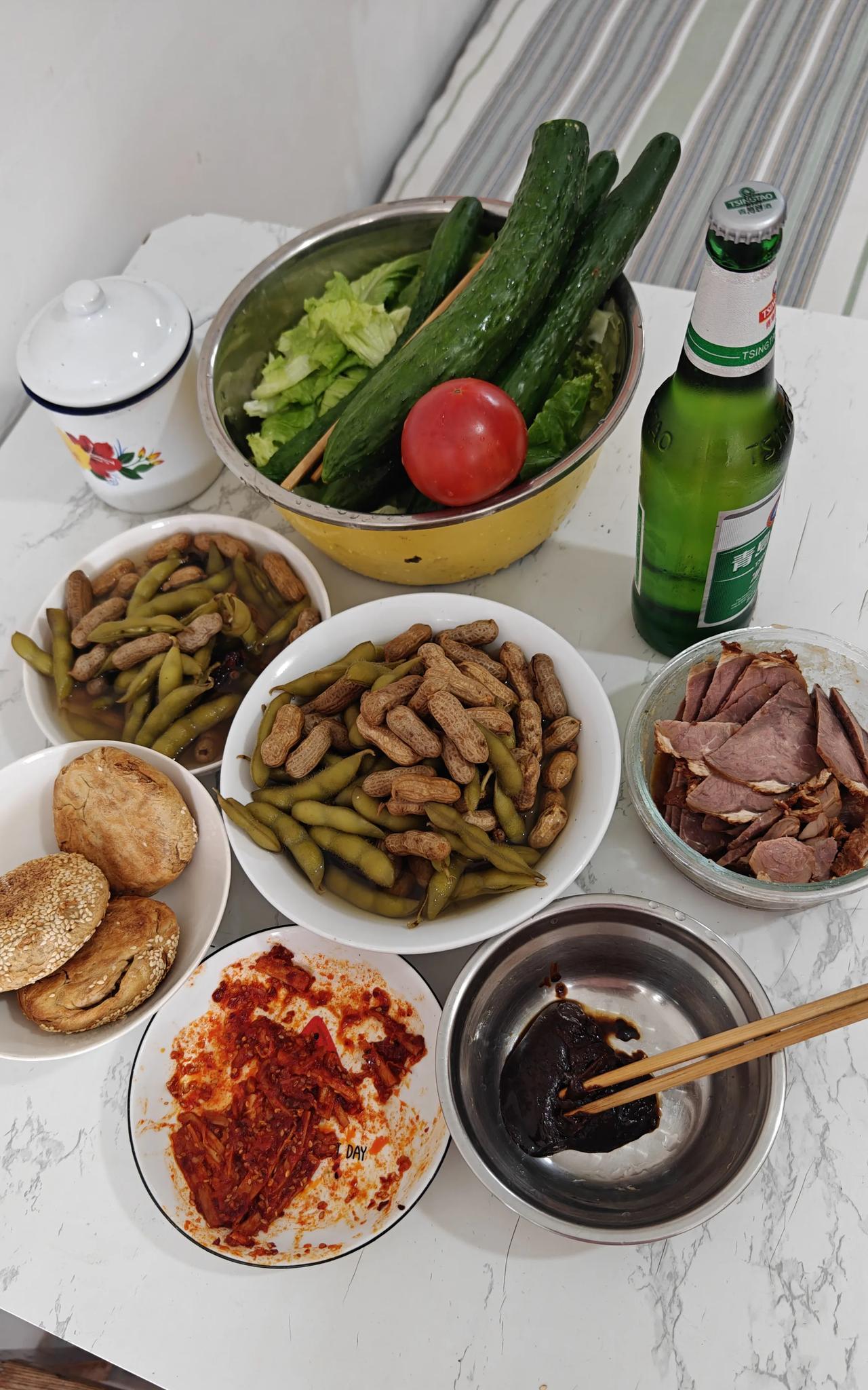 这是我俩的午饭，蔬菜蘸大酱。烧饼是院里邻居给的，正好家里还有大闺女酱的牛肉一夹
