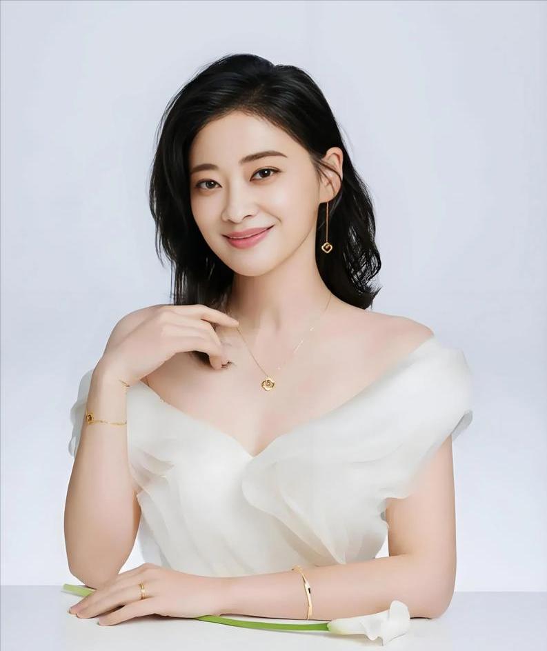 很多人不知道梅婷有过三段婚姻。她第一任丈夫是叶挺的孙子叶大鹰，叶大鹰是电影导演，