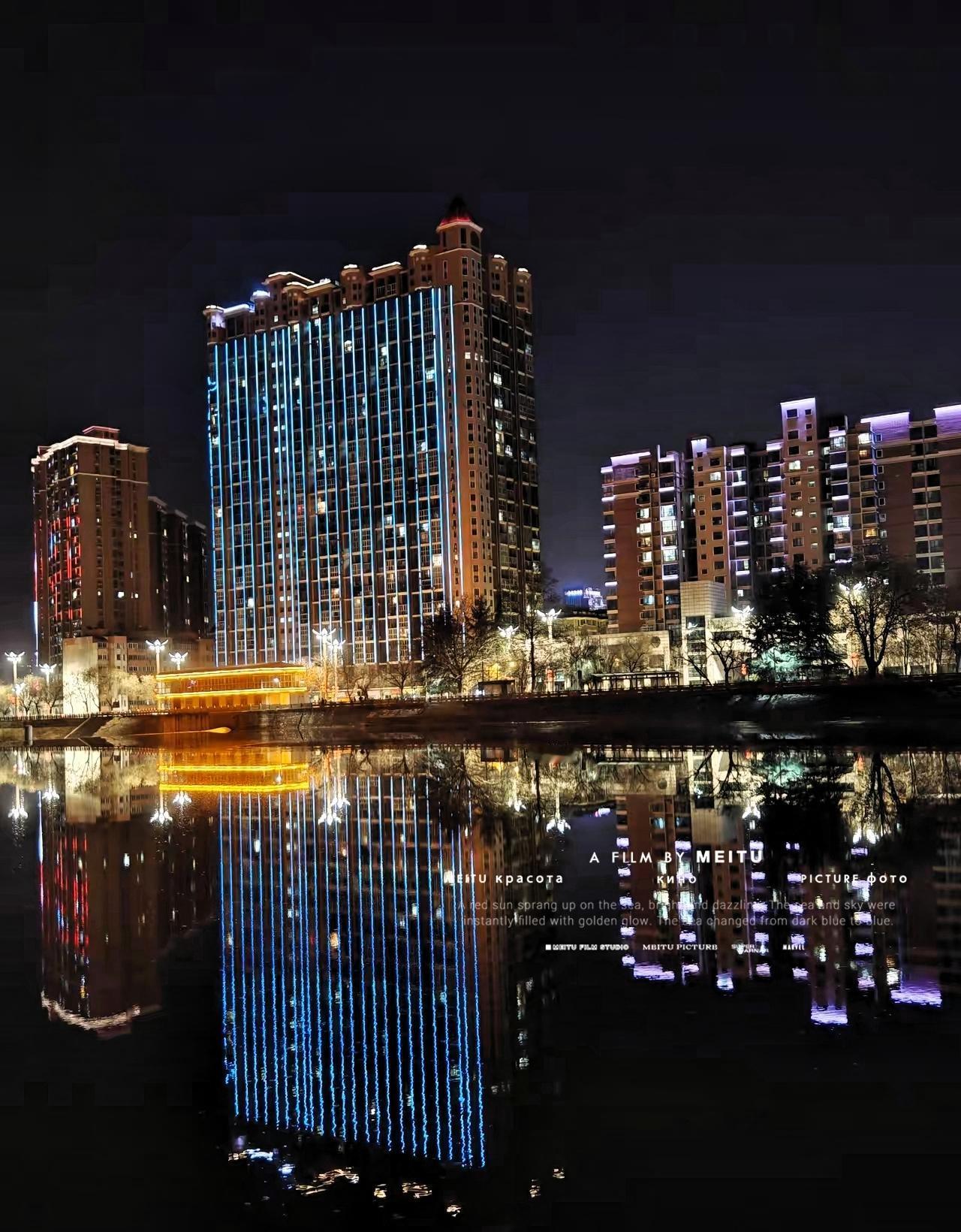 昨天走了三家亲戚，回来心里沉沉的。家家户户贴着红对联，挂着红灯笼，可坐下来一聊，