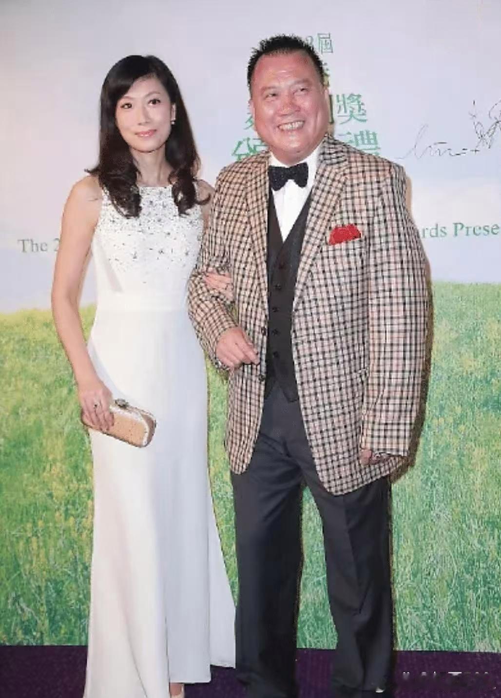 万梓良携娇妻现身，妻子身材窈窕气质不输女星，年龄差16岁像父女！​​​
