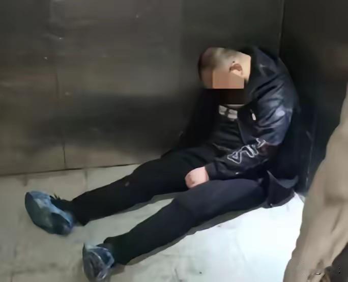 喝醉酒在电梯睡了7小时人没了，三十多岁男的，喝了半斤多白酒，朋友要送他回家，他摆