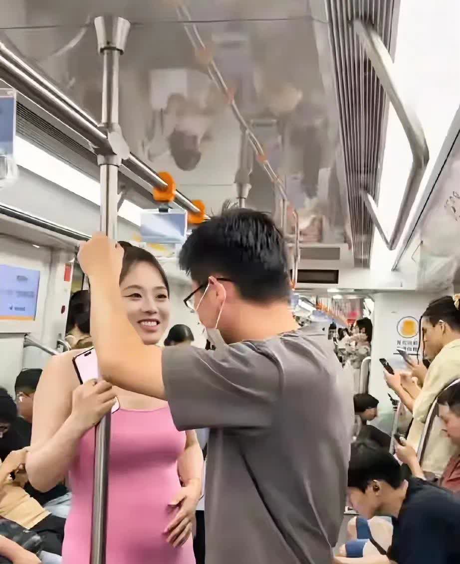 湖南，有一名男子乘坐地铁回家，看到一名穿着吊带衣的女子走上地铁之后，一直站在地铁