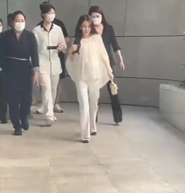 38岁方媛挺大肚子考察月子中心，脚踩高跟鞋身后跟六个人。38岁生三胎，高龄产妇了，人家那状态是真从容
