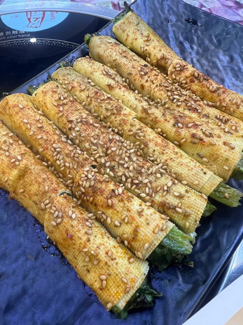 内蒙餐厅，不禁烟。欢迎烟民朋友们前来。一道无语的菜：这里写特色菜卷，我以为多特色