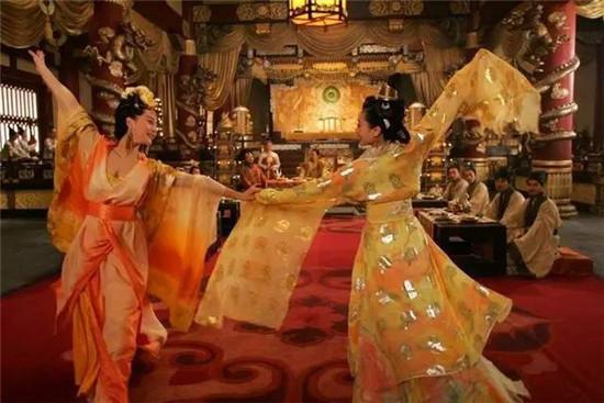 安禄山为何认杨贵妃当干妈？45岁悍将跪拜29岁“母亲”背后的政治算计天宝六载，