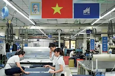 为什么制造业向外国搬迁，而不向中西部搬迁？因为东南亚的特色是，虽然也拿钱，但好歹