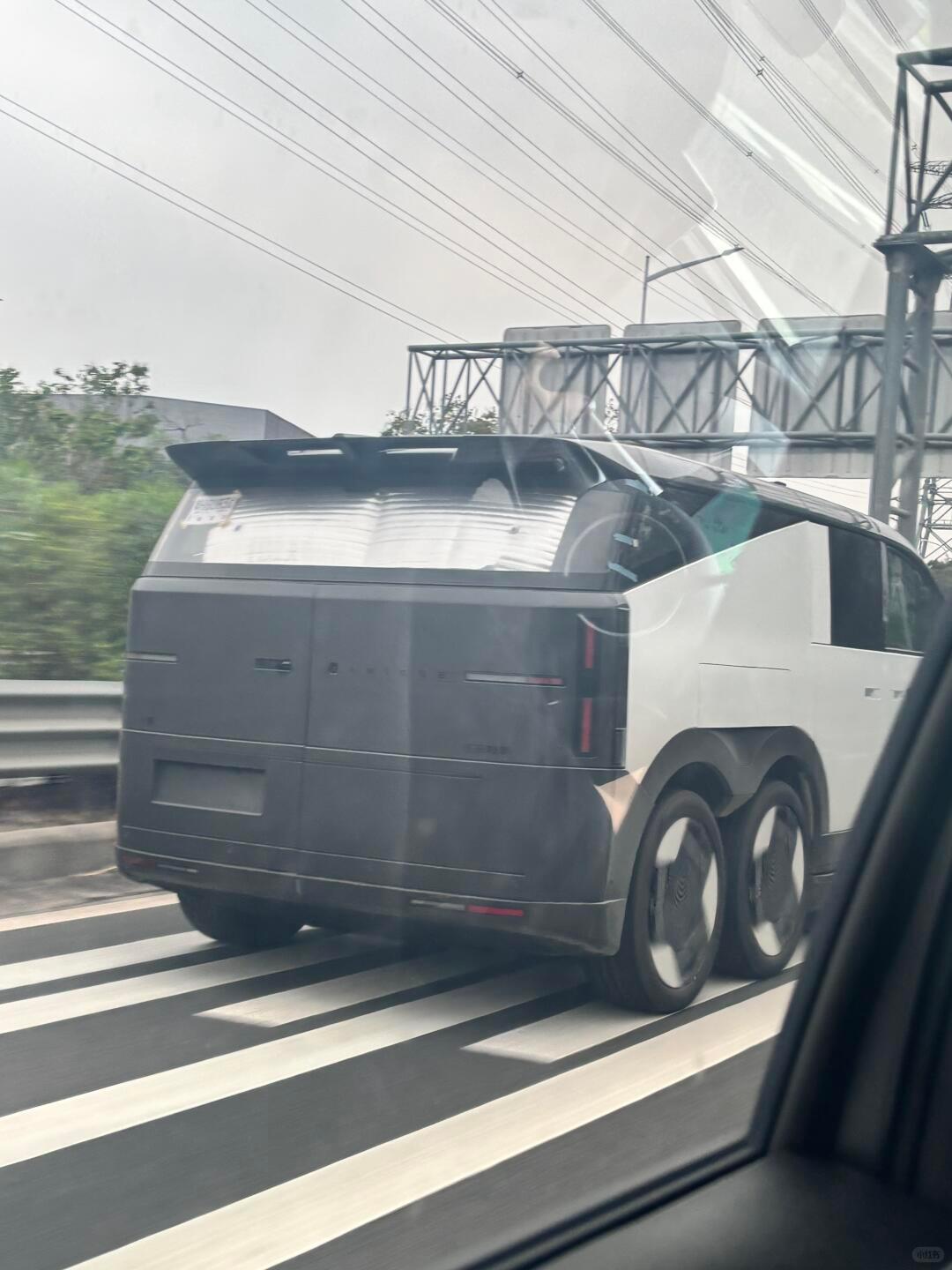 你的200万在高速上狂飙，高速上偶遇小鹏陆地航母，这车开起来时候比静态酷100倍