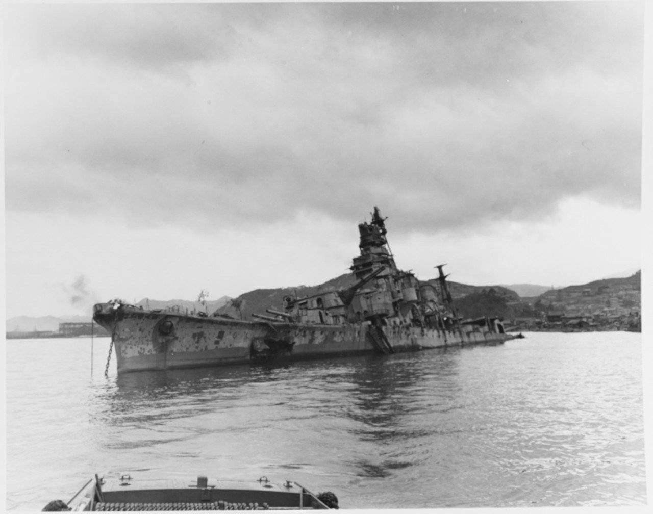 1945年昭和20年10月9日。吴港外重创坐沉的中巡洋舰青叶号​​​
