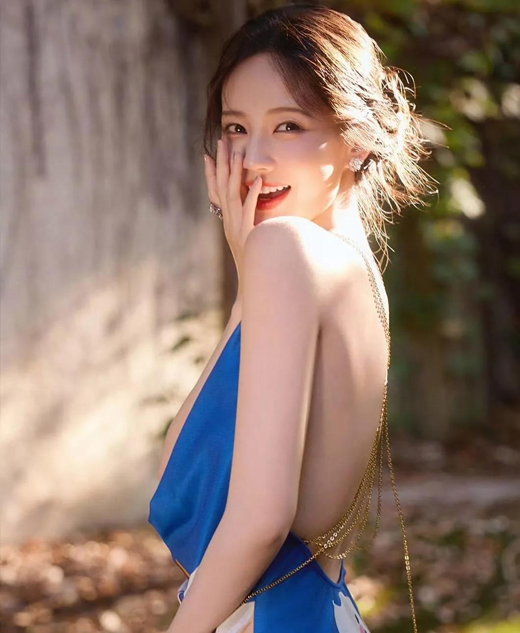 李一桐造型惊艳出圈，蓝色长裙尽显极致魅力家人们，咱就是说，李一桐这次的造型