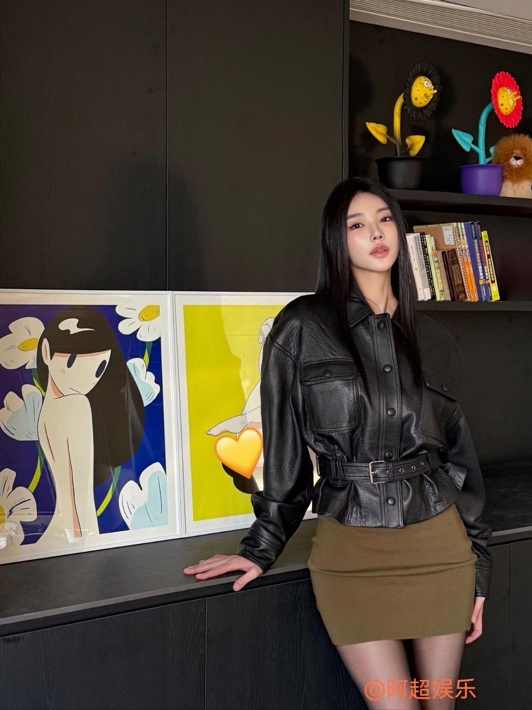 今日份的穿搭look，皮衣搭配短裙，酷girl上线脸真的好高级时尚女皮衣穿搭