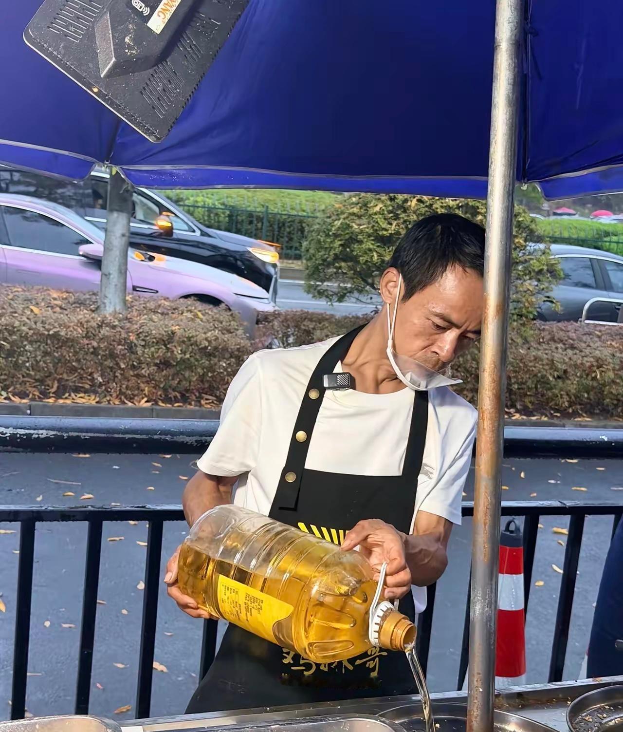 “鸡排哥”为什么凉的快，因为他的接受能力太强了。从爆火的10W➕直播间，到现在的