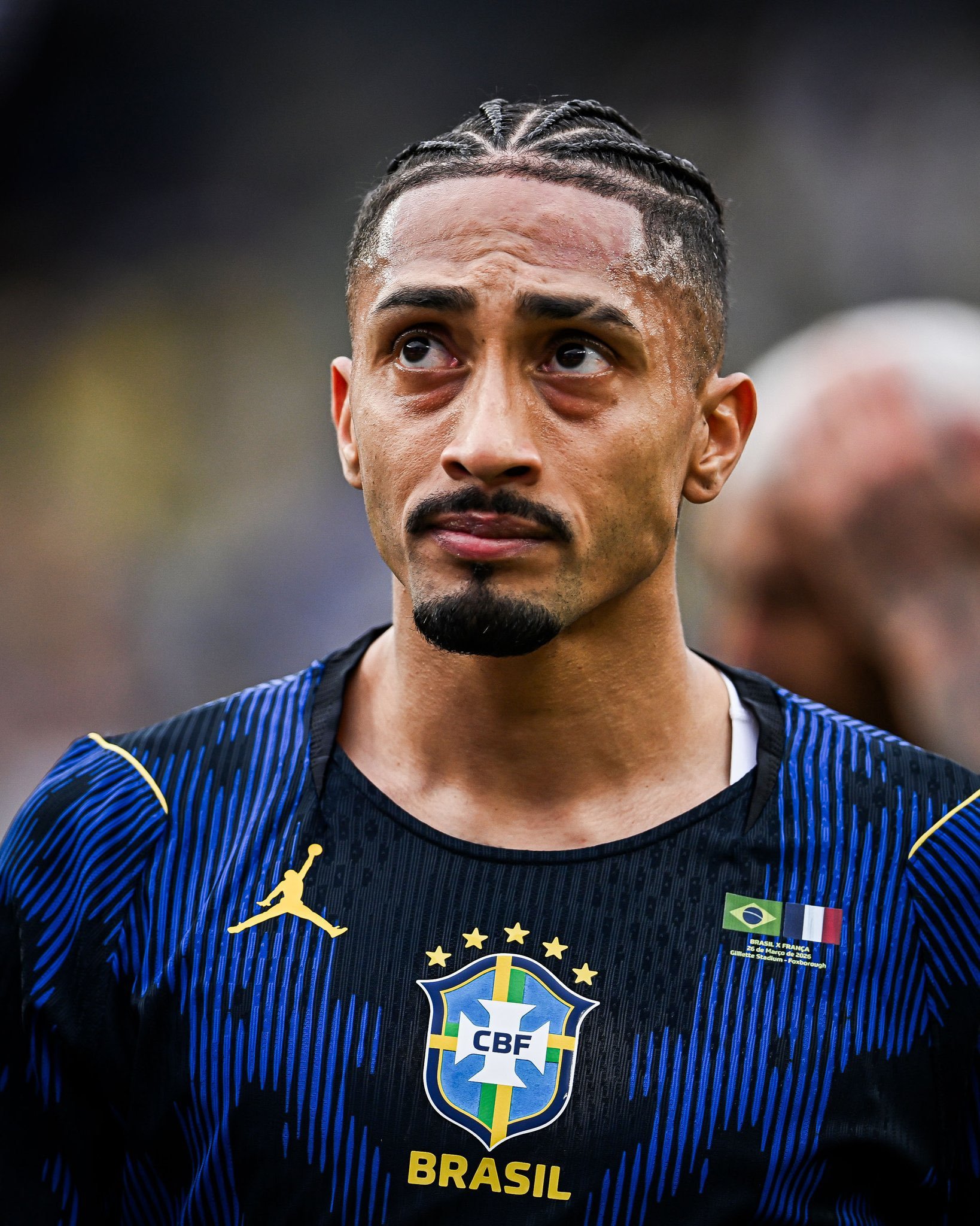 每体：弗里克得知拉菲尼亚受伤的消息后非常愤怒。巴塞罗那一片混乱，充满讨论和愤怒