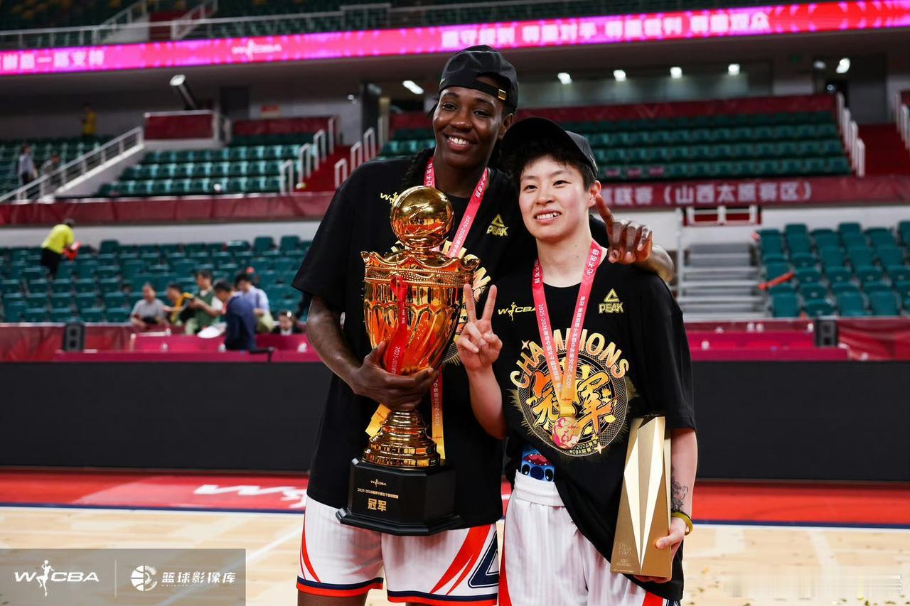 四川女篮下赛季可以继续签约霍华德前天晚上现场记者采访她，问她作为四川女篮在总