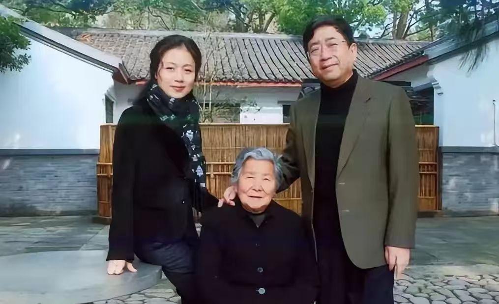 46岁的余秋雨再婚，娶了小16岁的黄梅戏名角马兰。新婚夜，他提了个尴尬请求：继