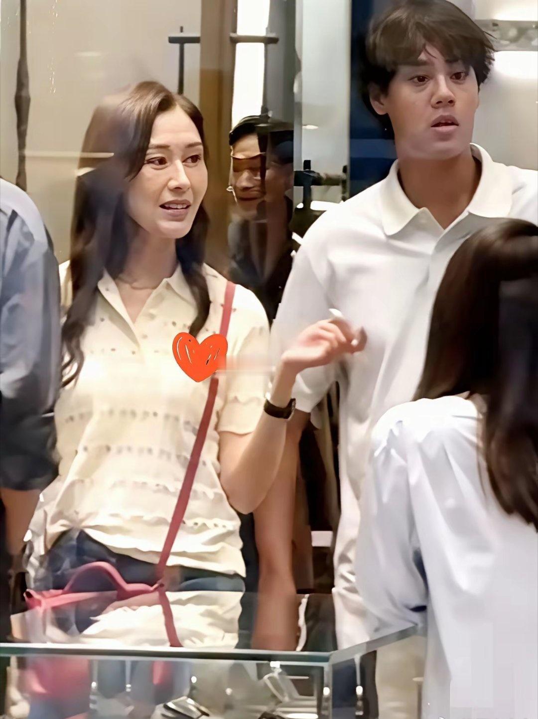 我研究了李嘉欣13岁的儿子许建彤，脊背发凉。这不是简单的“富养”，这是顶级的“