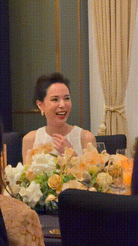 真是越来越不理解李若彤了[捂脸哭]明明是60岁的人了年老色衰，身材臃肿，老
