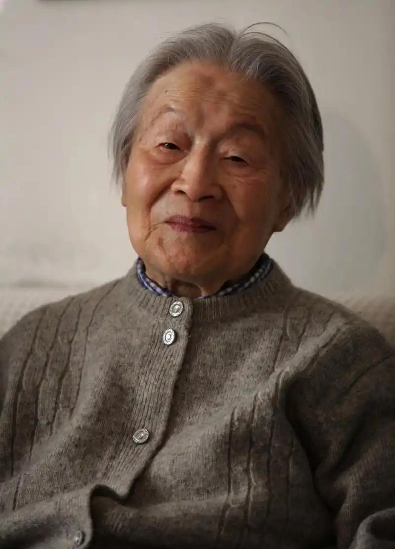 杨绛说得太现实："女人一定要明白，除了你老公，其他任何男人主动接近你，找