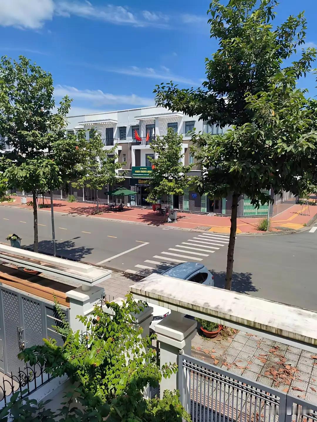 物业大撤退背后：业主缴费越来越少物业大撤退这事最近闹得挺凶。2025年好多物