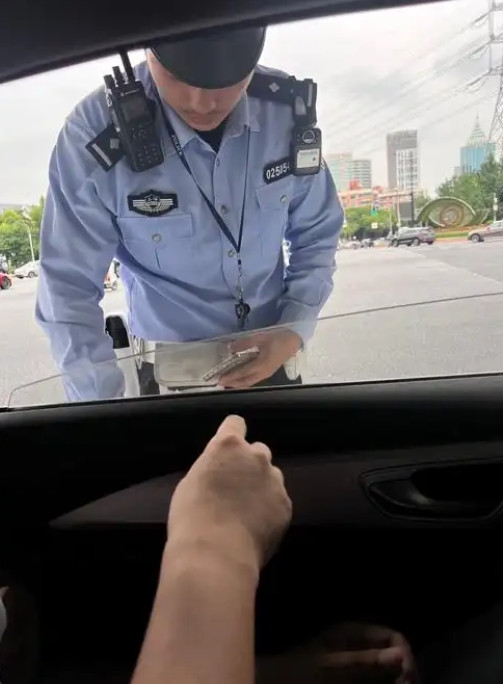 女子开车被交警拦住，交警问女子车里怎么一股酒精味？女子刚想解释，后排儿子就大喊：