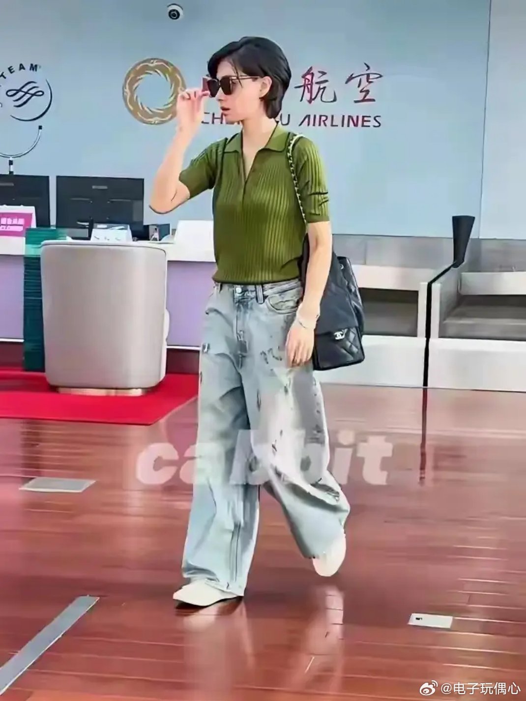 机场偶遇万茜：本人超白侧颜美，明星与普通人的差距一目了然