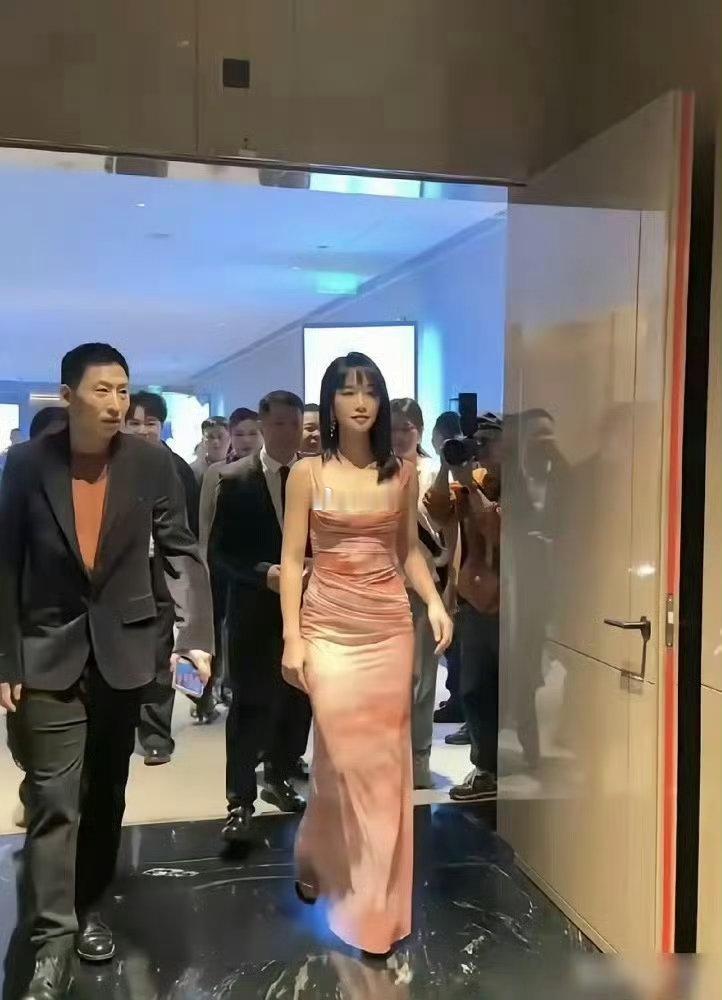蓝盈莹咬筷子的效果真好，嘴角下撇的苦相一点都没有了！