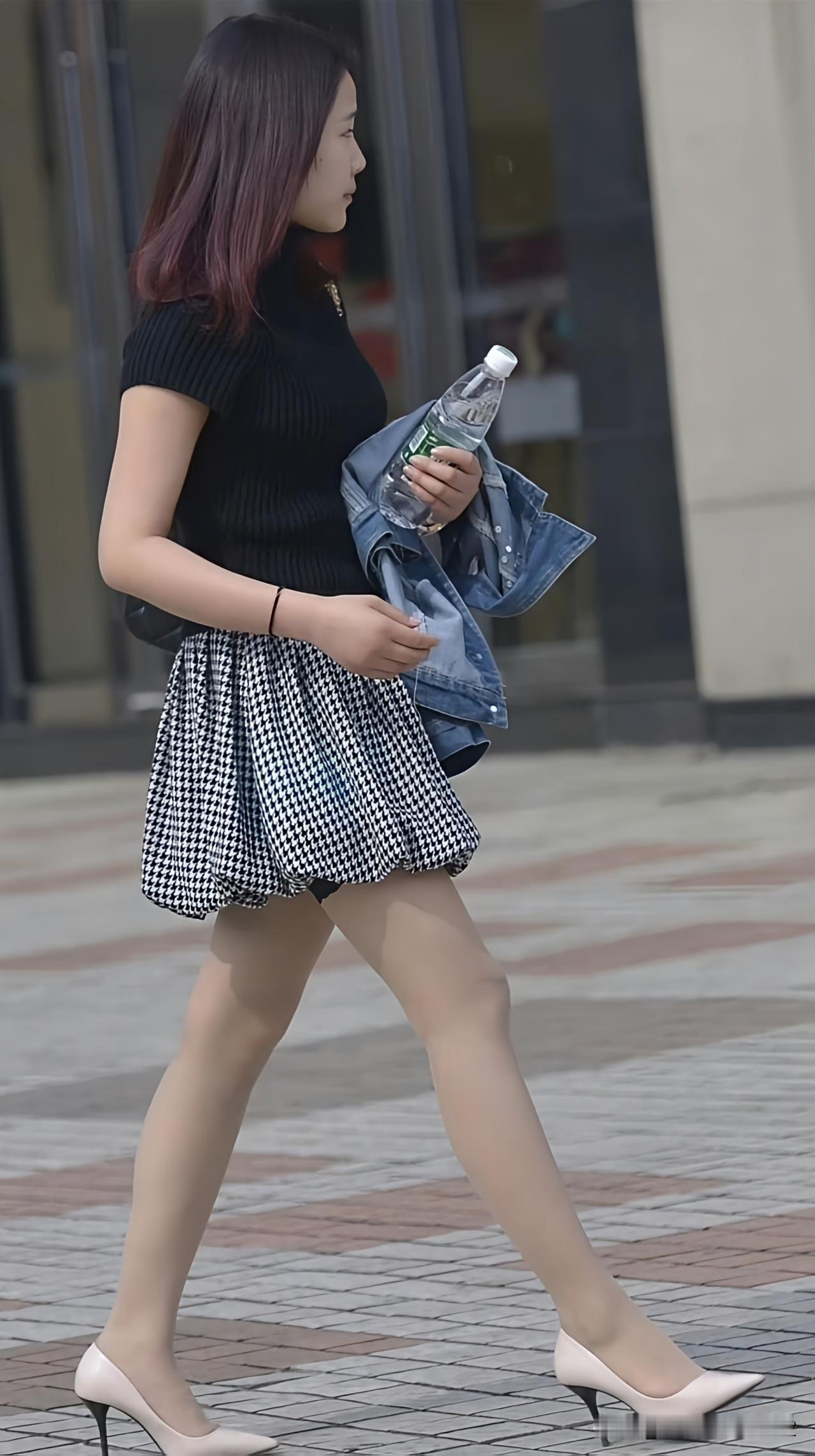 都市时尚穿搭指南：黑白格裙搭配黑色上衣，优雅又时髦