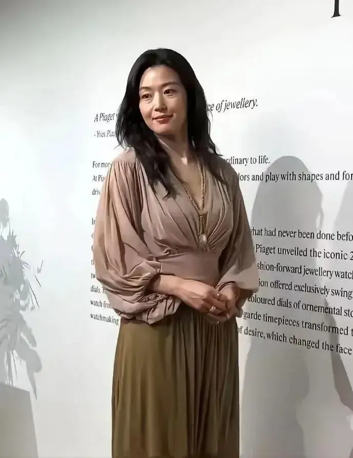 44岁全智贤自然优雅，岁月难掩女神光芒！