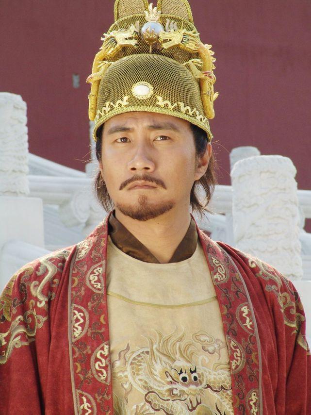 🔥《“我读书少，别骗我！”——朱元璋登基前夜，把龙椅坐出了工伤》公元136