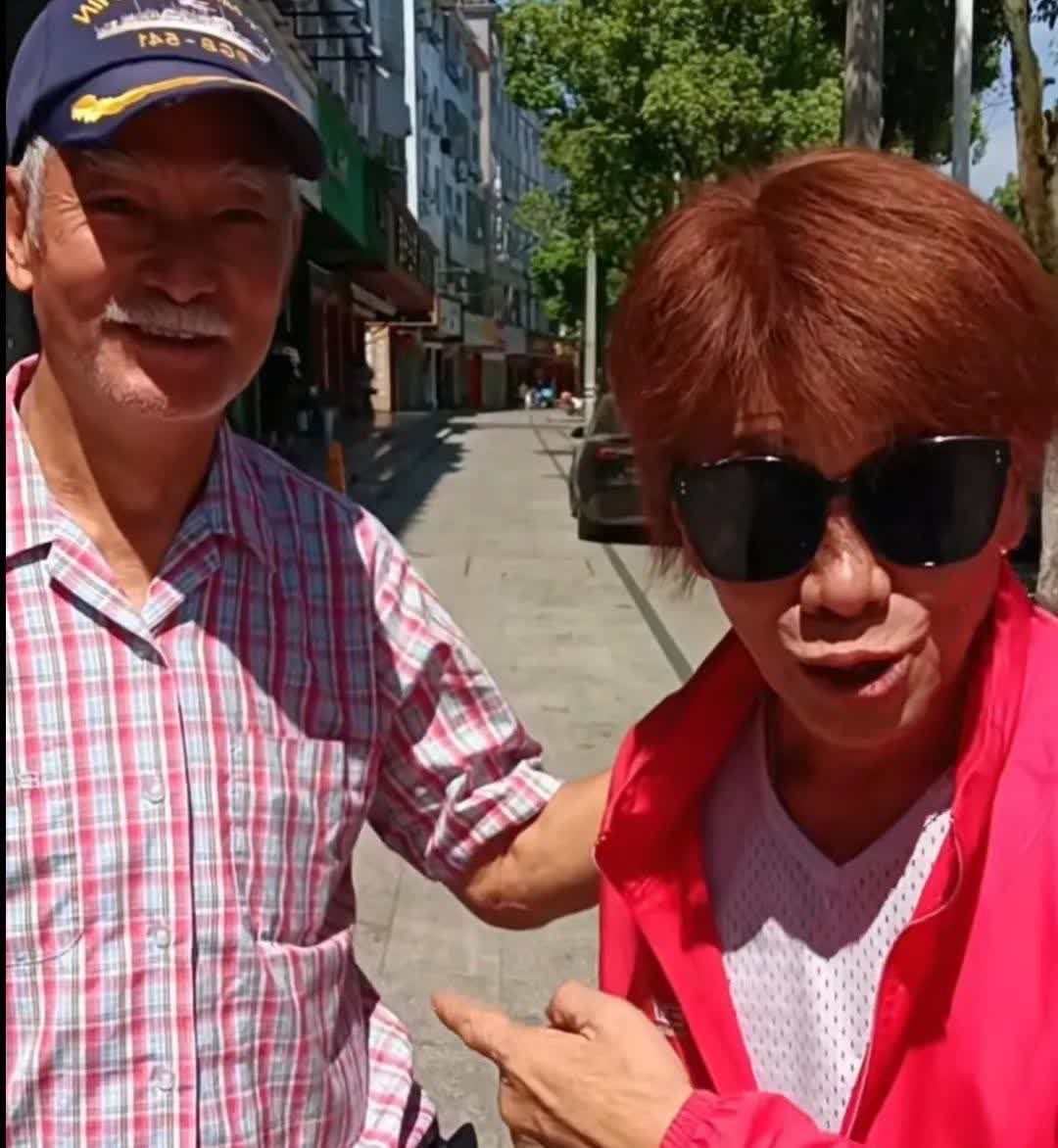 梁小龙到横店拍戏，看到了霍元甲的扮演者高雄。梁小龙很是高兴，说他们好多年