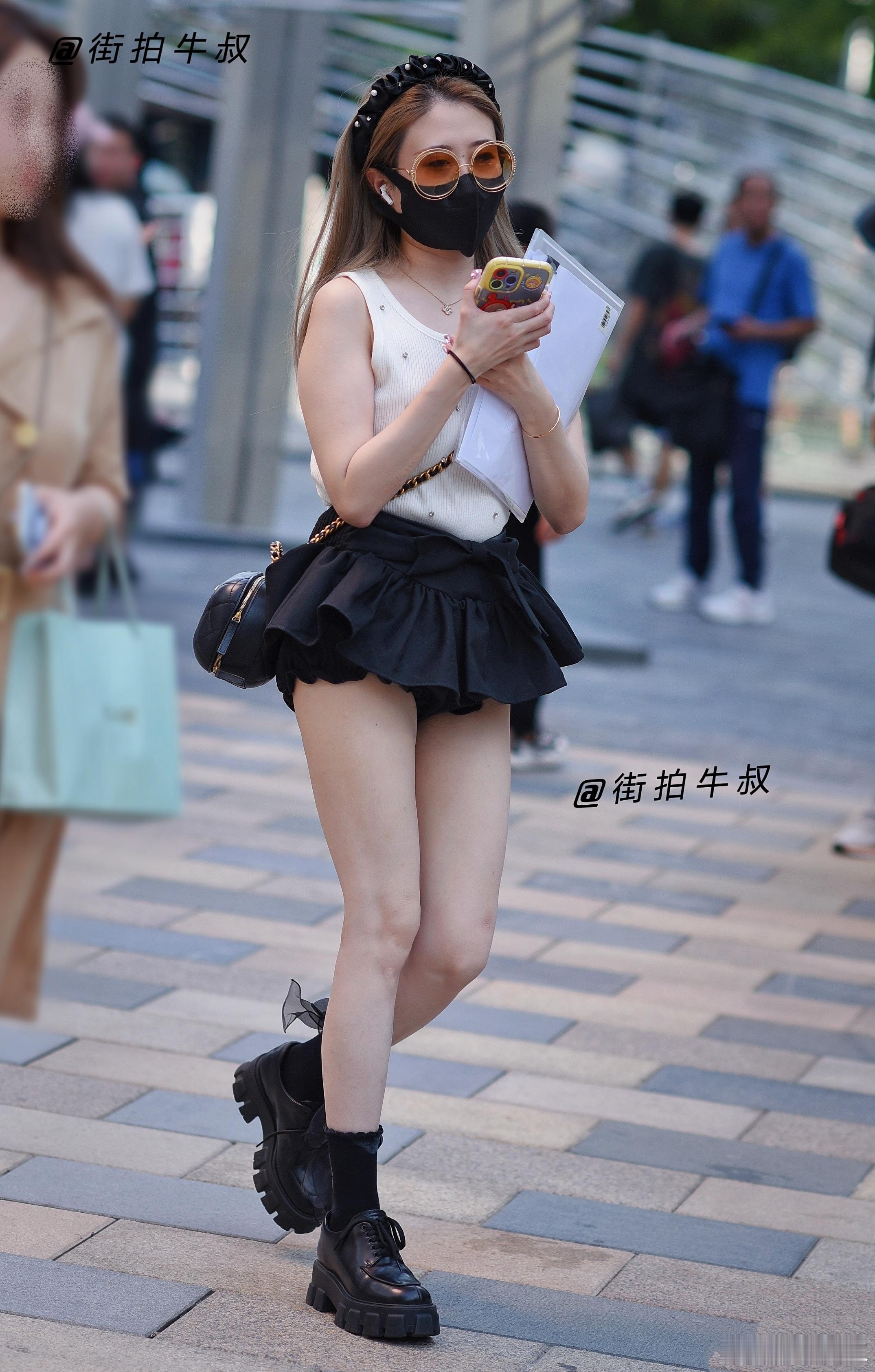 漂亮的黑色花苞裙