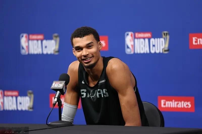 年轻人不气盛就不叫年轻人了。文班亚马被问到，如今，NBA现役最佳是谁?字母哥