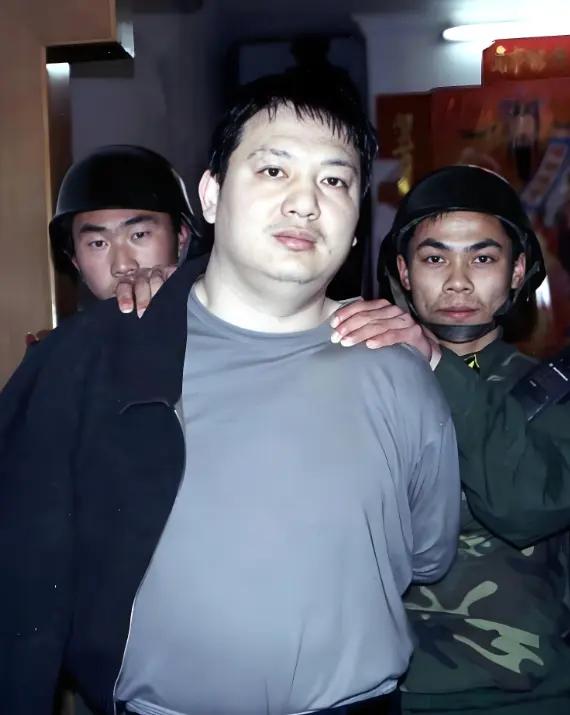 2005年3月5日凌晨4时，福建省福安市街尾27号一栋不起眼的民宅外，一百多名公