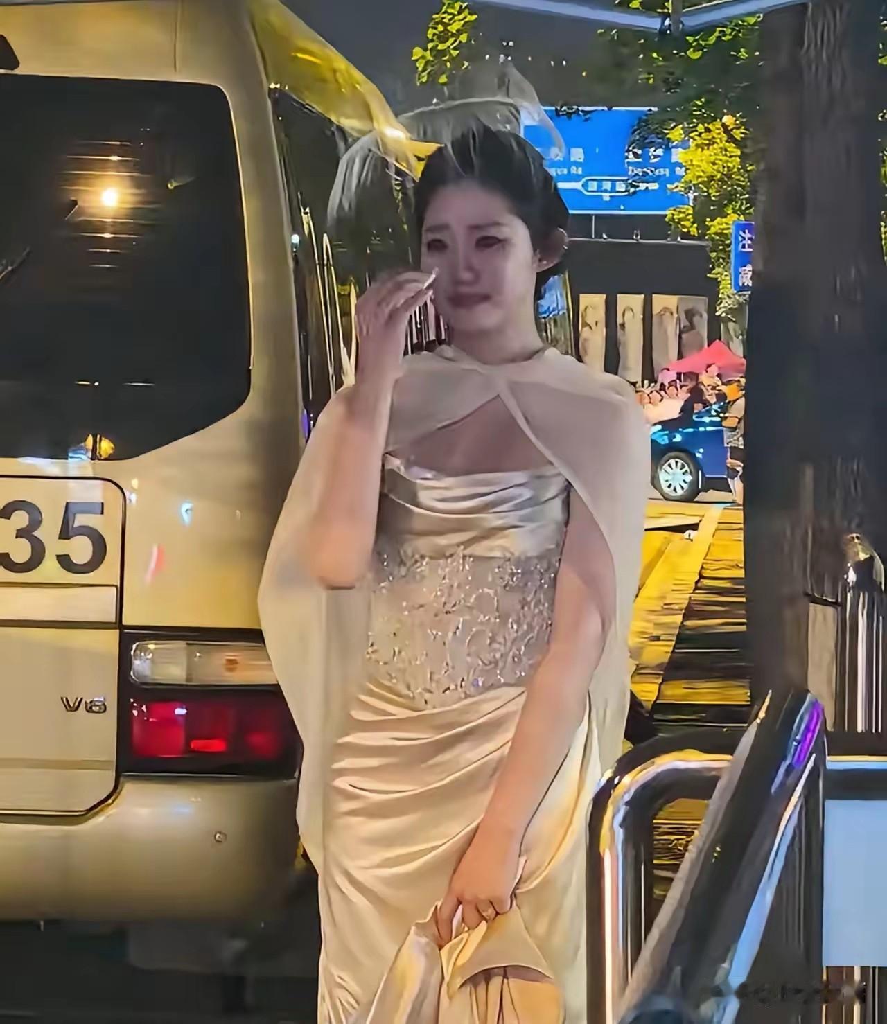万千惠输给孙怡100多票，站在路边痛哭，网友纷纷鸣不平。看见她哭的照片，很多网
