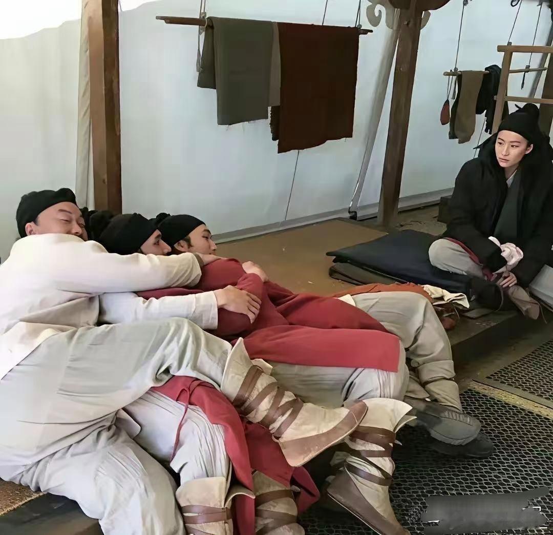 怪不得刘亦菲一脸生无可恋，换我我也这样​