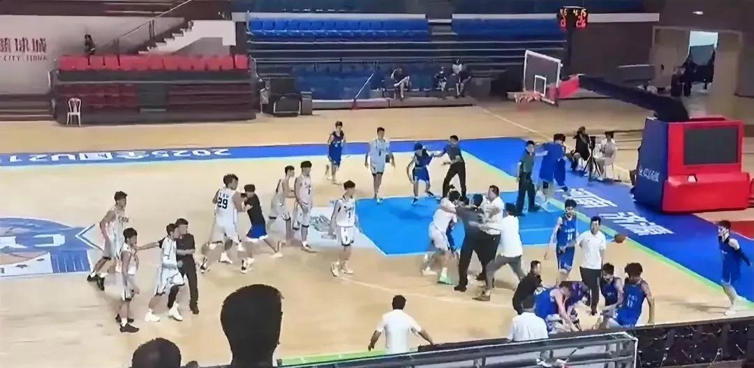 全国U21青年篮球锦标赛，辽宁队、山东队，在第三节爆发剧烈冲突，这是打球还是拳击