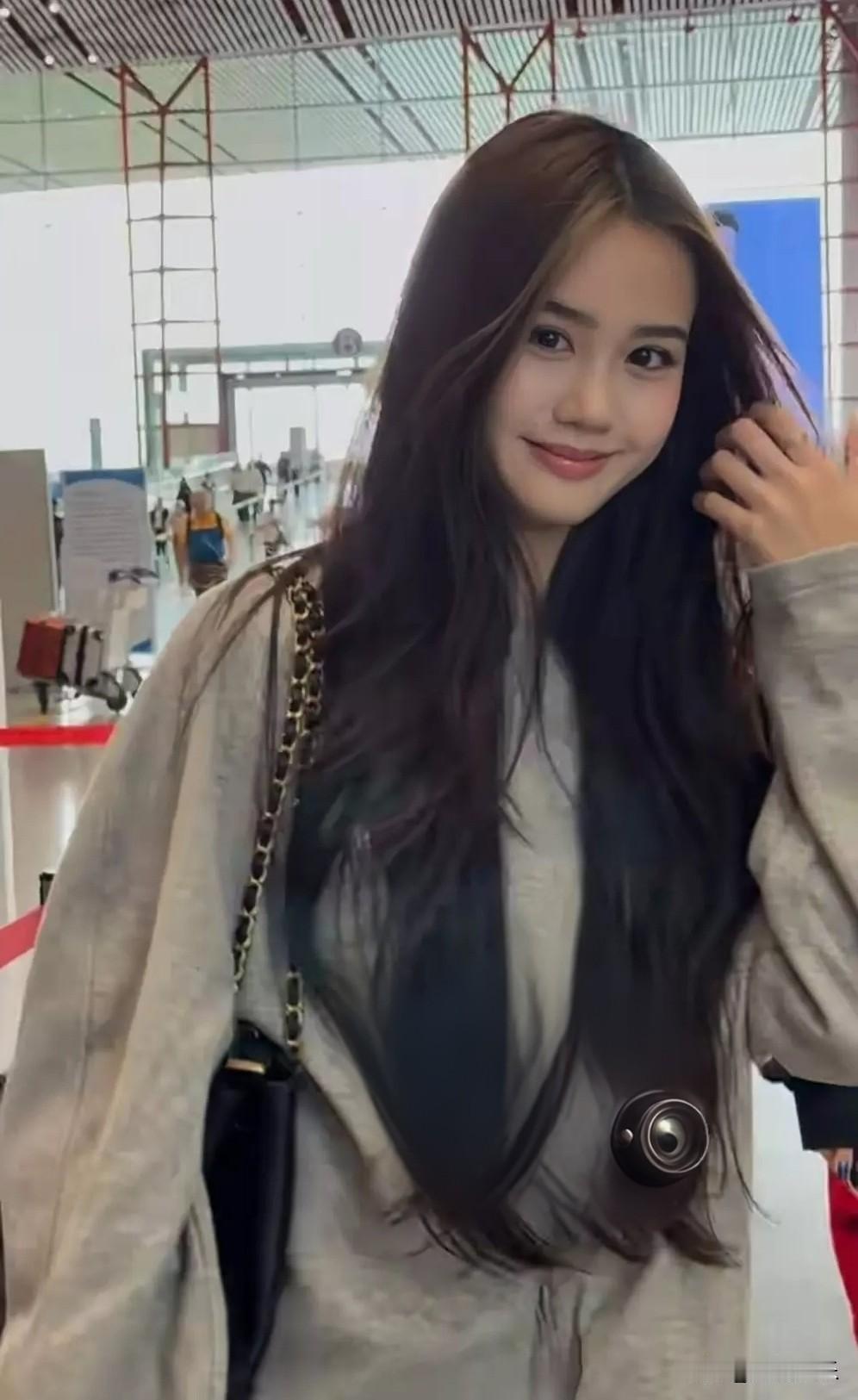 钟丽缇一家四口出游被偶遇，两个女儿颜值惊艳全网近日，有网友在街头偶遇钟丽缇与