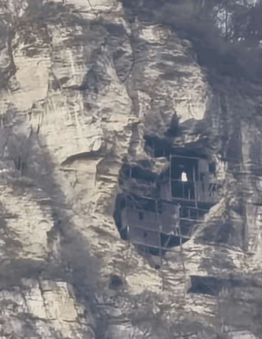 解释不清了！”近日，有游客在武当山天仙洞口疑似看见一个人，据说那人是长头发，身上