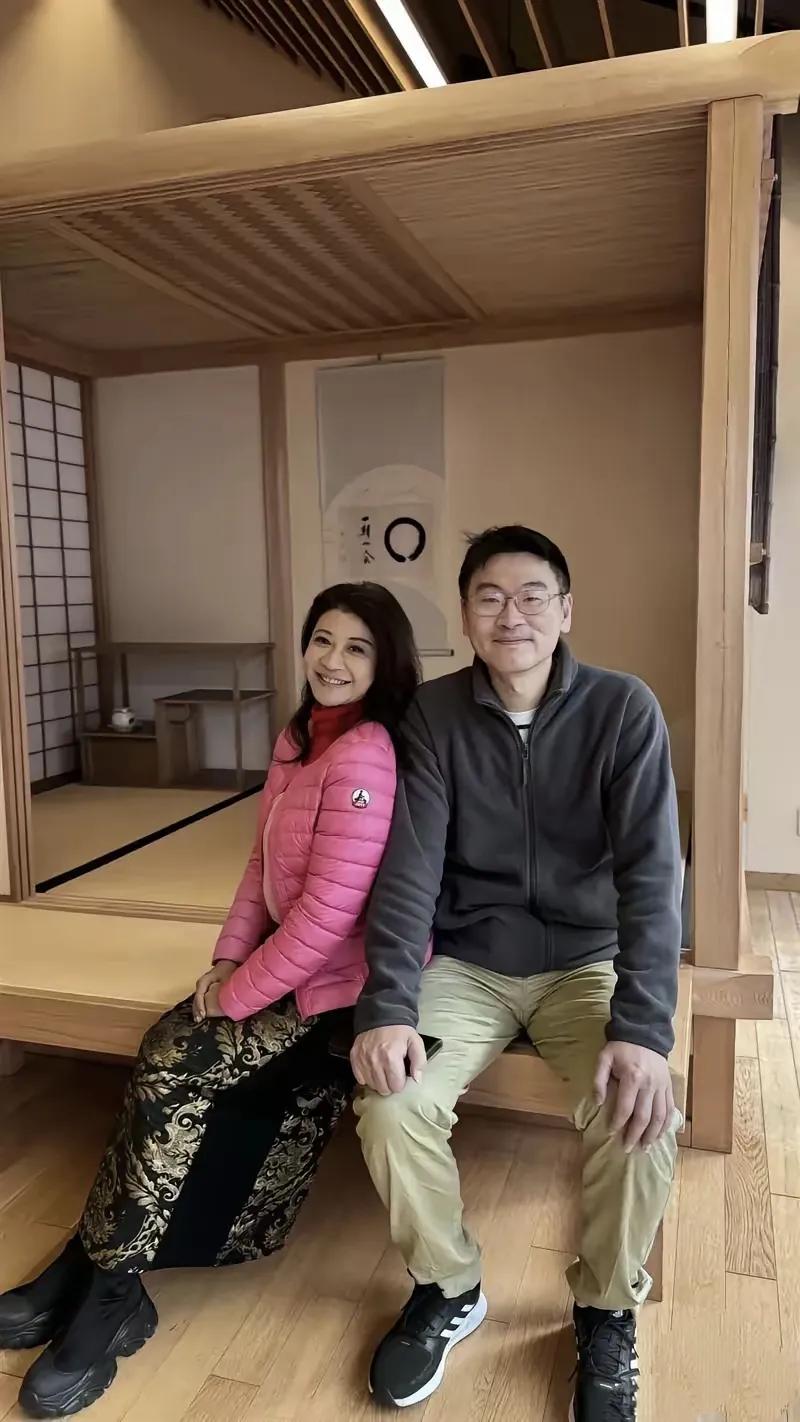 这是陆委会副主委梁文杰和他的绿到骨髓的老婆——民进党的立委林楚茵。梁文杰与林楚茵