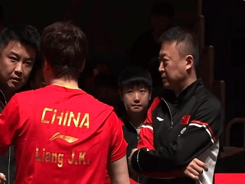 莎莎的葡萄眼滴溜溜的来回转，给他亲哥做了个全身CT～[捂脸哭]这句话里的女孩眼