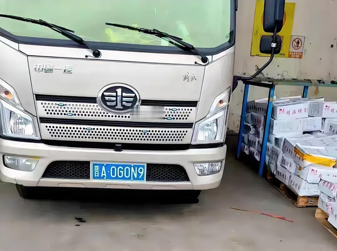 这事说出来谁信！7.8吨冷冻猪脚，从广西南宁出发，原本应该运往广东佛山，缘何